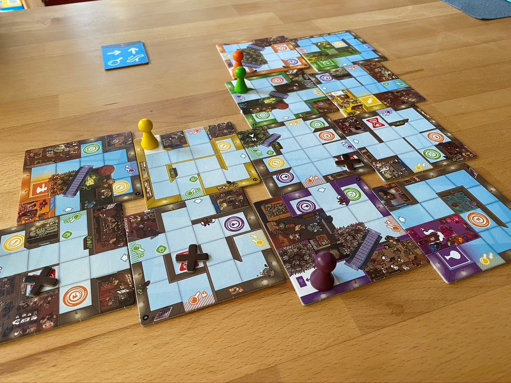 Das Spielfeld ist bei jedem Spiel anders – neue Spielplanteile müssen erst "erkundet" werden