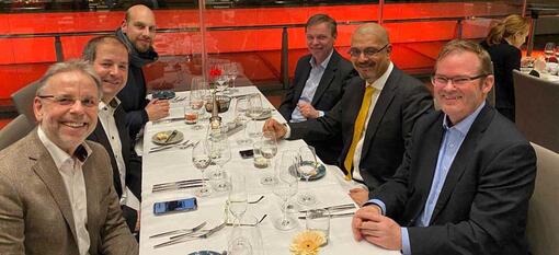Sunil Prashara, CEO und President des PMI (zweiter von rechts) traf sich im Berliner Reichstag mit Mitgliedern des neuen Germany Chapter e.V. Von links nach rechts: Thomas Wuttke, Jens Liebold, Stephan Wolter, Wolfgang Friesike und Jörg Glunde