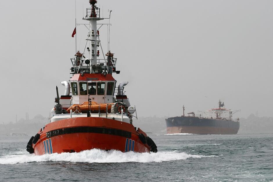 Schnellboot Startup und Tanker Konzern Schnelles Startup und langsamer Konzern